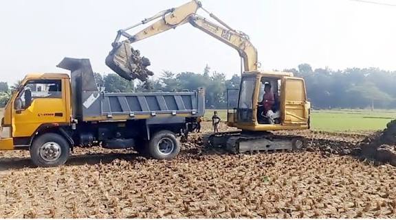কুমিল্লা-৬ আসনে অবৈধ মাটি কাটায় ‘জিরো টলারেন্স’—বীর মুক্তিযোদ্ধা মনিরুল হক চৌধুরীর কঠোর নির্দেশ।